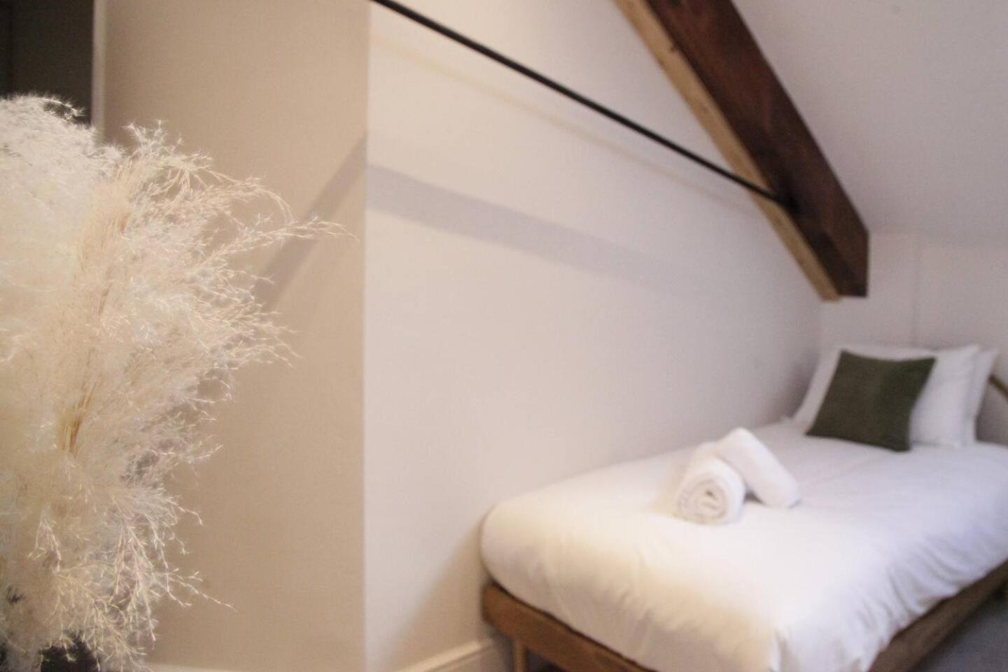 Pass The Keys Apartment 3 Old Conservative Club In Historic Town Карнарфон Екстериор снимка